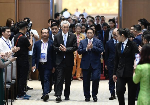 Thủ tướng Lý Hiển Long (bên trái), Thủ tướng Phạm Minh Chính (bên phải) đến dự Hội nghị sáng 29/8. Ảnh: Giang Huy