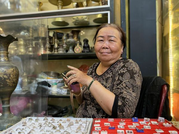 Bà Trương Thị Kim Loan buôn bán tại phiên chợ cuối tuần đường Nơ Trang Long, P.13, quận Bình Thạnh, TP HCM, tháng 6/2023. Ảnh: Ngọc Ngân