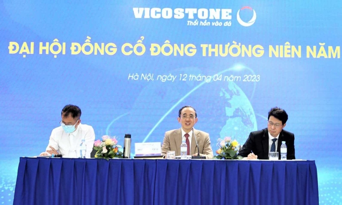 Ông Hồ Xuân Năng (giữa) điều hành phiên họp thường niên năm 2023 của Vicostone. Ảnh: VCS
