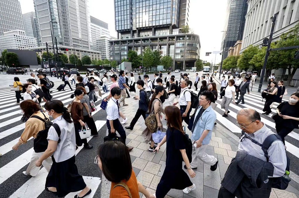 Người dân đi lại ở một ngã tư tại Tokyo. Ảnh: Nikkei